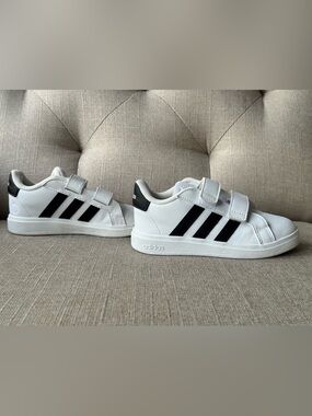 Adidas Size 9 Grand Court 3.0 Sneaker - Boys size 9 shoes
